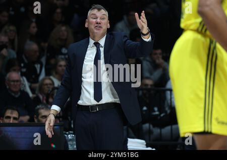 Saras Jasikevicius entraîneur-chef de Fenerbhace lors du match de basket-ball Turkish Airlines Euroleague entre Virtus Segafredo Bologne et Fenerbhace Beko Istanbul à l'Unipol Arena, Casalecchio (Bologne), Italie, 20 novembre 2024 - photo : Michele Nucci Banque D'Images