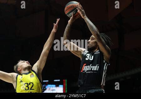 Matt Morgan (Virtus Bologna) (R) en action contrarié par Arturs Zagars (Fenerbhace) lors du match de basket-ball Turkish Airlines Euroleague entre Virtus Segafredo Bologna et Fenerbhace Beko Istanbul à l'Unipol Arena, Casalecchio (Bologne), Italie, 20 novembre 2024 - photo : Michele Nucci Banque D'Images