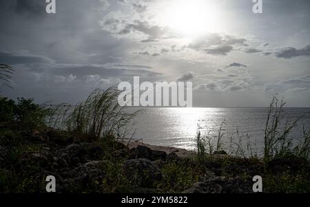 Une vue sur le lac Okeechobee depuis Port Mayaka alors que le soleil se prépare à se coucher sur le lac. Lac Okeechobee et la voie navigable Okeechobee! Situé dans le centre et le sud de la Floride, le lac de 451 000 acres et la voie navigable de 154 miles de long s'étend de l'océan Atlantique à Stuart, jusqu'au golfe du Mexique à ft. Myers. La voie navigable traverse le lac Okeechobee et se compose de la rivière Caloosahatchee à l'ouest du lac et du canal Lucie à l'est du lac. Le projet du lac Okeechobee et de la voie navigable Okeechobee fait partie du système complexe de gestion de l'eau connu sous le nom de Central and Southern Florida Flood Co Banque D'Images