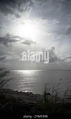 Une vue sur le lac Okeechobee depuis Port Mayaka alors que le soleil se prépare à se coucher sur le lac. Lac Okeechobee et la voie navigable Okeechobee! Situé dans le centre et le sud de la Floride, le lac de 451 000 acres et la voie navigable de 154 miles de long s'étend de l'océan Atlantique à Stuart, jusqu'au golfe du Mexique à ft. Myers. La voie navigable traverse le lac Okeechobee et se compose de la rivière Caloosahatchee à l'ouest du lac et du canal Lucie à l'est du lac. Le projet du lac Okeechobee et de la voie navigable Okeechobee fait partie du système complexe de gestion de l'eau connu sous le nom de Central and Southern Florida Flood Co Banque D'Images