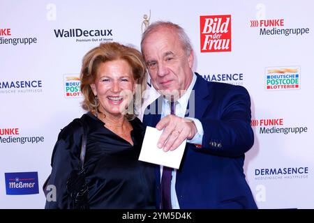 Hubertus Meyer-Burckhardt und Seine Ehefrau Dorothee Roehrig BEI der Verleihung 'Goldene Bild der Frau' AM 20.11.2024 à Hambourg Banque D'Images