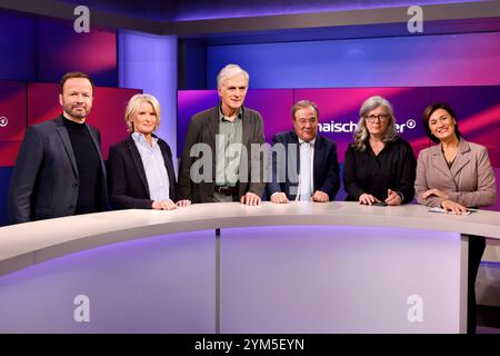 Modérateur Georg Restle, journaliste Susanne Gaschke NZZ, Schauspieler Walter Sittler, Politiker Armin Laschet CDU, Juristin Christina Clemm und Moderatorin Sandra Maischberger in der ARD-Talkshow Maischberger im WDR-Studio in Köln. Köln, 20.11.2024 NRW Deutschland *** présentateur Georg Restle, journaliste Susanne Gaschke NZZ , acteur Walter Sittler, politicien Armin Laschet CDU , avocate Christina Clemm et présentatrice Sandra Maischberger dans le talk-show ARD Maischberger dans le studio WDR à Cologne Cologne, 20 11 2024 NRW Allemagne Copyright : xChristophxHardtx Banque D'Images