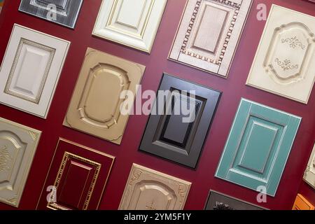 Une variété de façades de meubles de cuisine en différents matériaux, affichées dans une salle d'exposition pour la sélection du client. Banque D'Images