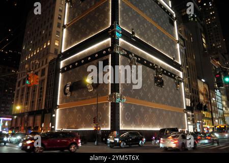 Le magasin phare Louis Vuitton est couvert par des conceptions temporaires de bagages car le bâtiment est en rénovation à Manhattan, New York. Banque D'Images