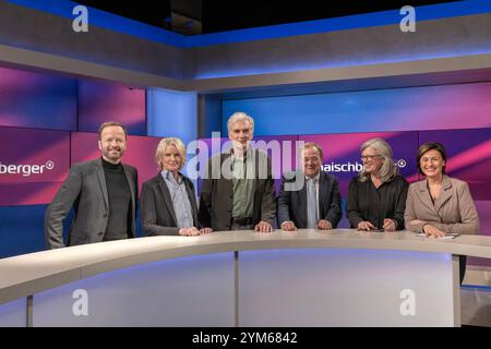 Maischberger aus Köln AM 20. Novembre 2024. Von links nach rechts : ARD-journaliste Georg Restle, die NZZ-Journalistin Susanne Gaschke, der Schauspieler Walter Sittler, der ehemalige CDU-Parteivorsitzende Armin Laschet, die Rechtsanwältin Christina Clemm sowie die Gastgeberin der Sendung Sandra Maischberger. In der Runde wurde über sexualisierte Gewalt gegen Frauen, Trump und Poutine, den Ukraine-Krieg sowie über die Kanzlerfrage diskutiert. Köln Nordrhein-Westfalen Deutschland *** Maischberger de Cologne le 20 novembre 2024 de gauche à droite le journaliste ARD Georg Restle, journaliste NZZ Susanne Banque D'Images