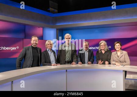 Maischberger aus Köln AM 20. Novembre 2024. Von links nach rechts : ARD-journaliste Georg Restle, die NZZ-Journalistin Susanne Gaschke, der Schauspieler Walter Sittler, der ehemalige CDU-Parteivorsitzende Armin Laschet, die Rechtsanwältin Christina Clemm sowie die Gastgeberin der Sendung Sandra Maischberger. In der Runde wurde über sexualisierte Gewalt gegen Frauen, Trump und Poutine, den Ukraine-Krieg sowie über die Kanzlerfrage diskutiert. Köln Nordrhein-Westfalen Deutschland *** Maischberger de Cologne le 20 novembre 2024 de gauche à droite le journaliste ARD Georg Restle, journaliste NZZ Susanne Banque D'Images