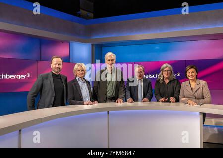 Maischberger aus Köln AM 20. Novembre 2024. Von links nach rechts : ARD-journaliste Georg Restle, die NZZ-Journalistin Susanne Gaschke, der Schauspieler Walter Sittler, der ehemalige CDU-Parteivorsitzende Armin Laschet, die Rechtsanwältin Christina Clemm sowie die Gastgeberin der Sendung Sandra Maischberger. In der Runde wurde über sexualisierte Gewalt gegen Frauen, Trump und Poutine, den Ukraine-Krieg sowie über die Kanzlerfrage diskutiert. Köln Nordrhein-Westfalen Deutschland *** Maischberger de Cologne le 20 novembre 2024 de gauche à droite le journaliste ARD Georg Restle, journaliste NZZ Susanne Banque D'Images