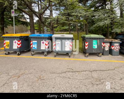 Trieste, Italie - 27 juin 2024 : Parc du souvenir, groupe de poubelles Banque D'Images