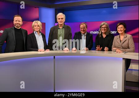 Journaliste Georg Restle, de gauche à droite, journaliste Susanne Gaschke, Schauspieler Walter Sittler, Politiker Armin Laschet, Anwältin Christina Clemm und Moderatorin Sandra Maischberger zu Gast in der ARD Talkshow Maischberger *** journaliste Georg Restle, à gauche, journaliste Susanne Gaschke, acteur Walter Sittler, homme politique Armin Laschet, L'avocate Christina Clemm et la présentatrice Sandra Maischberger sont invitées dans le talk-show de l'ARD Maischberger Banque D'Images