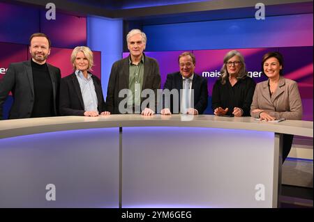 Journaliste Georg Restle, de gauche à droite, journaliste Susanne Gaschke, Schauspieler Walter Sittler, Politiker Armin Laschet, Anwältin Christina Clemm und Moderatorin Sandra Maischberger zu Gast in der ARD Talkshow Maischberger *** journaliste Georg Restle, à gauche, journaliste Susanne Gaschke, acteur Walter Sittler, homme politique Armin Laschet, L'avocate Christina Clemm et la présentatrice Sandra Maischberger sont invitées dans le talk-show de l'ARD Maischberger Banque D'Images