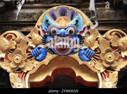 Masque traditionnel balinais sculpté et peint sur le portail d'un temple hindou. Bali, Indonésie Banque D'Images