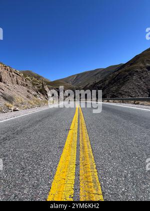 Vue en perspective de la route 52 à Jujuy, sur la route de Purmamarca. Banque D'Images
