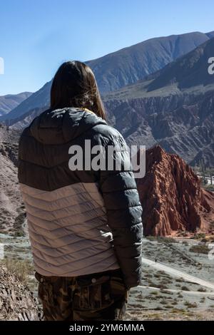 Jeunes appréciant le paysage de montagne à Purmamarca, Jujuy, Arg. Banque D'Images