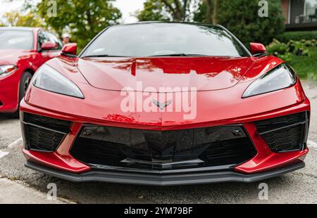 Chicago, Illinois - 29 septembre 2024 : Chevrolet Corvette Stingray couleur rouge. Corvette Stingray de Chevrolet garée dans la rue. Banque D'Images