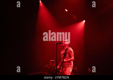 Gondomar, Portugal. 19 novembre 2024. L'auteur-compositeur-interprète, musicien et producteur de disques canadien Bryan Adams se produit en direct à Gondomar. L'artiste jouera deux autres concerts à Braga et Lisbonne lors de sa tournée mondiale, "SO HAPPY IT HURTS". Crédit : SOPA images Limited/Alamy Live News Banque D'Images