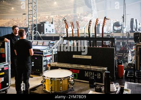 Gondomar, Portugal. 19 novembre 2024. Vue des coulisses avant le concert de Bryan Adams à Gondomar. L'artiste jouera 2 autres concerts à Braga et Lisbonne, lors de sa tournée mondiale "SO HAPPY IT HURTS". Crédit : SOPA images Limited/Alamy Live News Banque D'Images