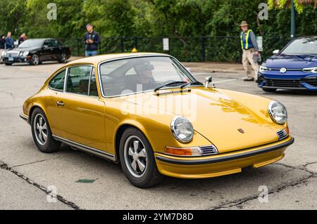 Chicago, Illinois - 29 septembre 2024 : Porsche 911T coupé 1972 sur la route. Or métallique 1972 Porsche 911T coupé Banque D'Images