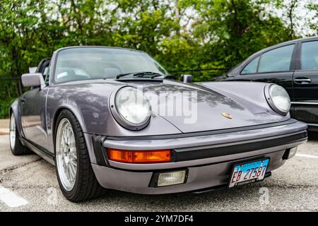 Chicago, Illinois - 29 septembre 2024 : 1989 Porsche 911 Carrera Targa garée dans la rue. Porsche 911 Carrera Targa 1989 voiture vintage de luxe sport. Banque D'Images