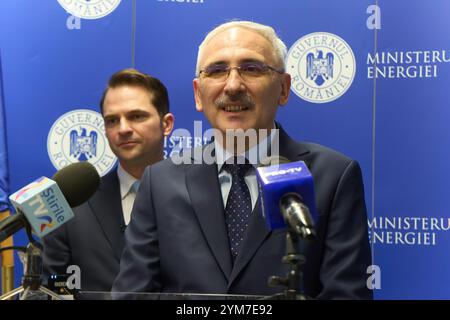 Bucarest, Roumanie. 20 novembre 2024 : Gelu Stan, Directeur général de Sinteza sa, intervient lors de la cérémonie de signature de la lettre d'intention entre Lockheed Martin et la société roumaine Sinteza S.A. pour l'utilisation de la technologie GridStar Flow dans la production d'électrolyte négatif pour les batteries de stockage à long terme. Grâce à cette collaboration, Sinteza S.A. construira une usine de 50 millions d’euros à Oradea, qui produira 30 000 tonnes d’électrolyte négatif par an. Crédit : Lucian Alecu/Alamy Live News Banque D'Images