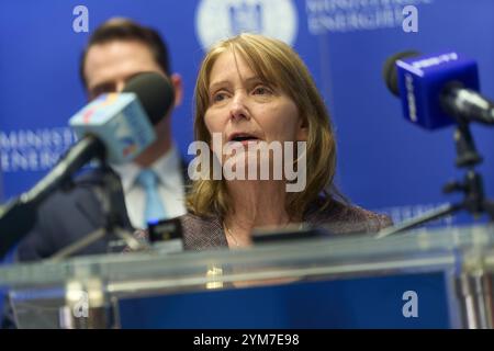 Bucarest, Roumanie. 20 novembre 2024 : Kathleen Kavalec, ambassadrice des Etats-Unis en Roumanie, parle lors de la cérémonie de signature de la lettre d'intention entre Lockheed Martin et la société roumaine Sinteza S.A. pour l'utilisation de la technologie GridStar Flow dans la production d'électrolyte négatif pour les accumulateurs à long terme. Grâce à cette collaboration, Sinteza S.A. construira une usine de 50 millions d’euros à Oradea, qui produira 30 000 tonnes d’électrolyte négatif par an. Crédit : Lucian Alecu/Alamy Live News Banque D'Images