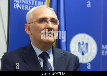 Bucarest, Roumanie. 20 novembre 2024 : Gelu Stan, Directeur général de Sinteza sa, assiste à la cérémonie de signature de la lettre d'intention entre Lockheed Martin et la société roumaine Sinteza S.A. pour l'utilisation de la technologie GridStar Flow dans la production d'électrolyte négatif pour les accumulateurs à long terme. Grâce à cette collaboration, Sinteza S.A. construira une usine de 50 millions d’euros à Oradea, qui produira 30 000 tonnes d’électrolyte négatif par an. Crédit : Lucian Alecu/Alamy Live News Banque D'Images