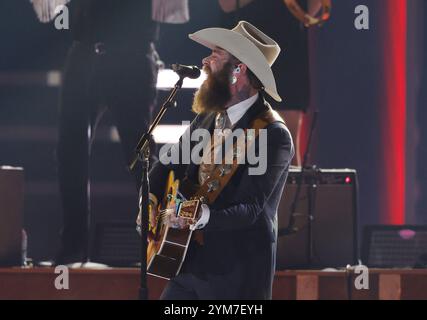 Nashville, États-Unis. 20 novembre 2024. Post Malone se produit lors de la 58e cérémonie des CMA Awards à Nashville, Tennessee, le mercredi 20 novembre 2024. Photo de John Angelillo/UPI crédit : UPI/Alamy Live News Banque D'Images