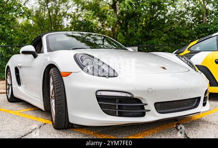 Chicago, Illinois - 29 septembre 2024 : porsche boxter s blanc. porsche boxter s blanc garé dans la rue Banque D'Images