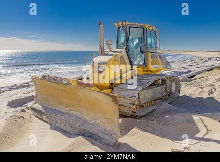 Grand bull bulldozer Komatsu jaune sur la plage du ponquogue Banque D'Images