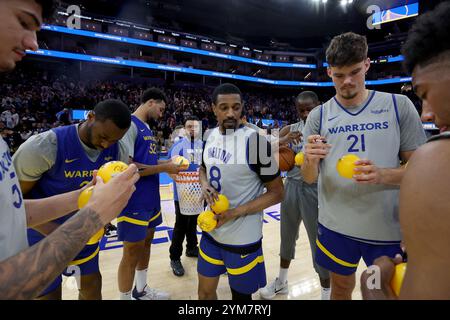 San Francisco, États-Unis. 16 octobre 2024. GUI Santos (15 ans), Andrew Wiggins (22 ans), Trayce Jackson-Davis (32 ans), de'Anthony Melton (8 ans) et Quinten Post (21 ans) signent de petites ballons à donner aux fans lors de leur entraînement au Chase Center de San Francisco, le 16 octobre 2024. (Photo de Jane Tyska/Bay Area News Group/TNS/Sipa USA) crédit : Sipa USA/Alamy Live News Banque D'Images