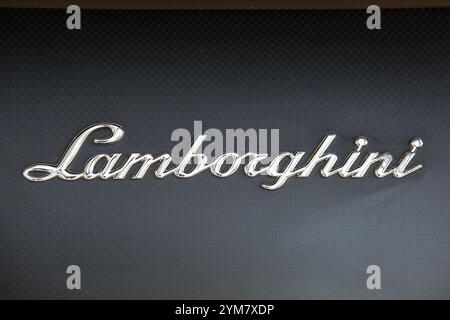 Le lettrage de marque Lamborghini sur Lamborghini Murcielago LP670-4 SV est vu dans le Musée Lamborghini à Sant'Agata Bolognese. Automobili Lamborghini S.p.A. est un fabricant italien de voitures de sport et de VUS de luxe basé à Sant'Agata Bolognese. L'exposition du Musée Automobili Lamborghini présente les plus belles voitures conçues et construites à Sant'Agata Bolognese, des voitures historiques aux voitures de sport les plus récentes, aux éditions limitées et aux séries uniques. Crédit : SOPA images Limited/Alamy Live News Banque D'Images