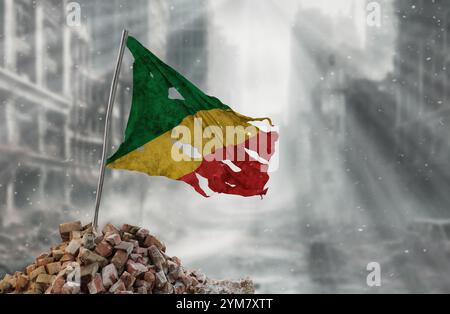 Drapeau sale et déchiré de la République du Congo, symbole de résistance et de victoire. Une scène de guerre et de dévastation, les ruines d'une ville détruite par le conflit Banque D'Images