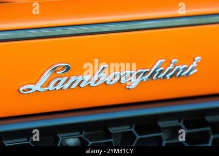 Le lettrage de la marque Lamborghini sur Lamborghini Huracan est vu au Musée Lamborghini à Sant'Agata Bolognese, Italie. Automobili Lamborghini S.p.A. est un fabricant italien de voitures de sport et de VUS de luxe basé à Sant'Agata Bolognese. L'exposition du Musée Automobili Lamborghini présente les plus belles voitures conçues et construites à Sant'Agata Bolognese, des voitures historiques aux voitures de sport les plus récentes, aux éditions limitées et aux séries uniques. (Photo de Karol Serewis/SOPA images/SIPA USA) crédit : SIPA USA/Alamy Live News Banque D'Images