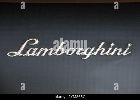 30 août 2024, Sant'Agata Bolognese, Emilie-Romagne, Italie : le lettrage de la marque Lamborghini sur Lamborghini Murcielago LP670-4 SV est vu dans le Musée Lamborghini à Sant'Agata Bolognese. Automobili Lamborghini S.p.A. est un fabricant italien de voitures de sport et de VUS de luxe basé à Sant'Agata Bolognese. L'exposition du Musée Automobili Lamborghini présente les plus belles voitures conçues et construites à Sant'Agata Bolognese, des voitures historiques aux voitures de sport les plus récentes, aux éditions limitées et aux séries uniques. (Crédit image : © Karol Serewis/SOPA images via ZUMA Press Wire) EDITORIAL USA Banque D'Images