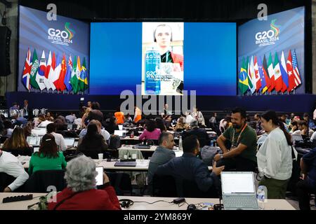 Rio de Janeiro, Brésil.18 novembre 2024. Le journaliste travaille au Centre International des médias du Sommet du G20 à Rio de Janeiro, Brésil, le 18 novembre 2024 heure locale. Crédit : Han Haidan/China News Service/Alamy Live News Banque D'Images