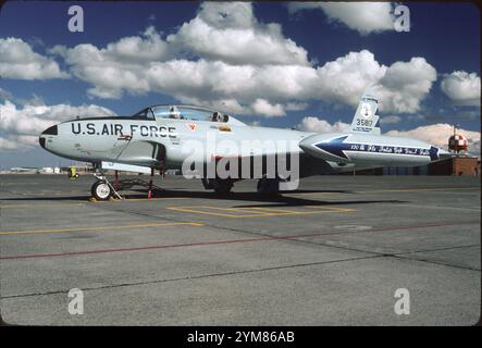 Photo beauté T-33A. Des lignes épurées de Lockheed T-Bird se distinguent, sur la rampe Montana ANG à Great Falls IAP par une journée ensoleillée typique. Les réservoirs basculants étaient une nécessité en raison de la réduction de la capacité des réservoirs du fuselage du P-80 pour s'adapter au poste de pilotage arrière. Notez les freins de vitesse et les volets sous le fuselage et les ailes. Banque D'Images