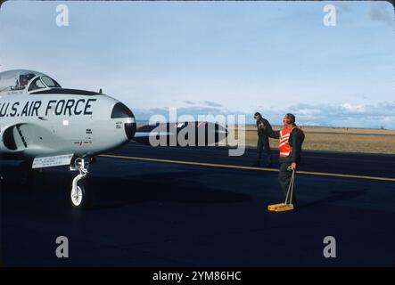 Tirée des cales à la main, fin de piste Last chance Crew donne les pouces jusqu'au pilote du Montana ANG T-33A T-Bird avant le vol commémoratif. Banque D'Images