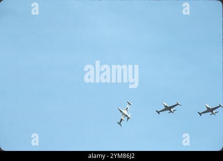 L'avion de tête d'un vol de trois T-33A entre dans la «rupture» dans le schéma de trafic aérien. Le vol commémoratif a été le dernier local après 31 ans d'affectation au Montana ANG à Great Falls. Banque D'Images