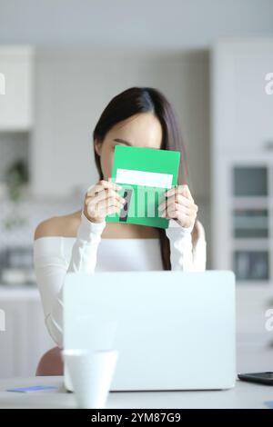 Jeune femme regardant le livre de banque Banque D'Images