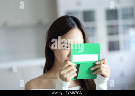 Jeune femme regardant le livre de banque Banque D'Images