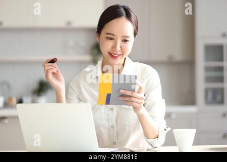 Jeune femme regardant un livre de banque avec son sceau Banque D'Images