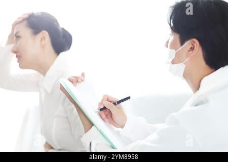 Médecin vérifiant l'état du patient Banque D'Images