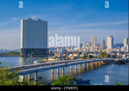 Vue panoramique sur la rivière Cai et Xom Bong Bridge dans la ville balnéaire de Nha Trang en Asie en été. Nha Trang, Vietnam - 8 août 2024 Banque D'Images