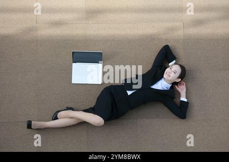 Femme se reposant avec un sourire Banque D'Images