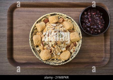 Sep 2024, Un bol de bingsu, un dessert coréen de glace pilée. Celui-ci est servi avec des haricots rouges et un gâteau de riz coréen injeolmi Banque D'Images