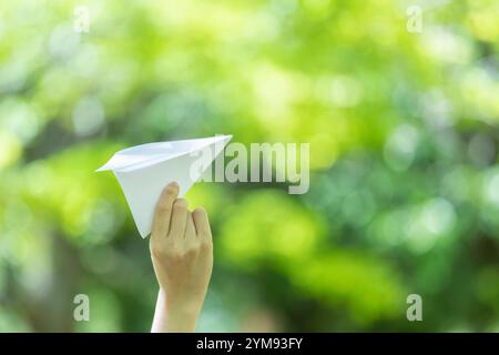 Jeune femme tenant un avion de papier fait à la main Banque D'Images