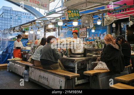 Stand de nourriture au marché de Gwangjang à Séoul Banque D'Images