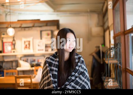 Femme enveloppée dans une étole Banque D'Images