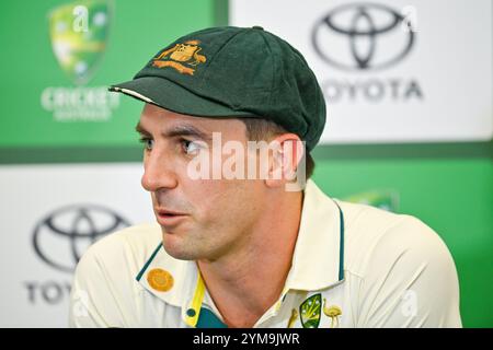 Pat Cummins Captain of Australia s'adresse aux médias lors d'une conférence de presse au stade Optus de Perth le 21 novembre 2024, avant le premier test de cricket entre l'Australie et l'Inde. (Photo de Izhar Khan) IMAGE RÉSERVÉE À UN USAGE ÉDITORIAL - STRICTEMENT PAS D'USAGE COMMERCIAL Banque D'Images