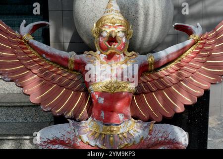 Une figure en bois usée d'un kruth (krud), la version thaïlandaise de Garuda, le véhicule du Dieu Vishnu et un emblème national de la Thaïlande ; Bangkok, Thaïlande Banque D'Images