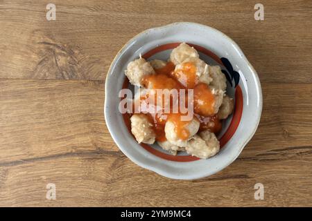 Bakso Pentol Solo servi avec une sauce épicée, aigre et sucrée. Street Food Meatball à base d'amidon et de poulet. Banque D'Images